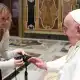 Đức Thánh Cha Phanxicô nói với các nhà truyền thông Vatican: ‘Hãy xây dựng những cầu nối nơi người khác xây dựng những bức tường&#039;