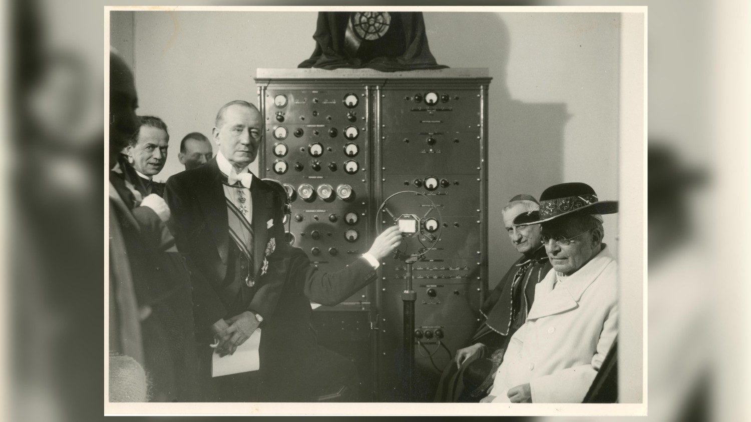 guglielmo-marconi-cung-voi-duc-giao-hoang-pio-xi-khi-khanh-thanh-radio-vatican-1770938733.jpeg